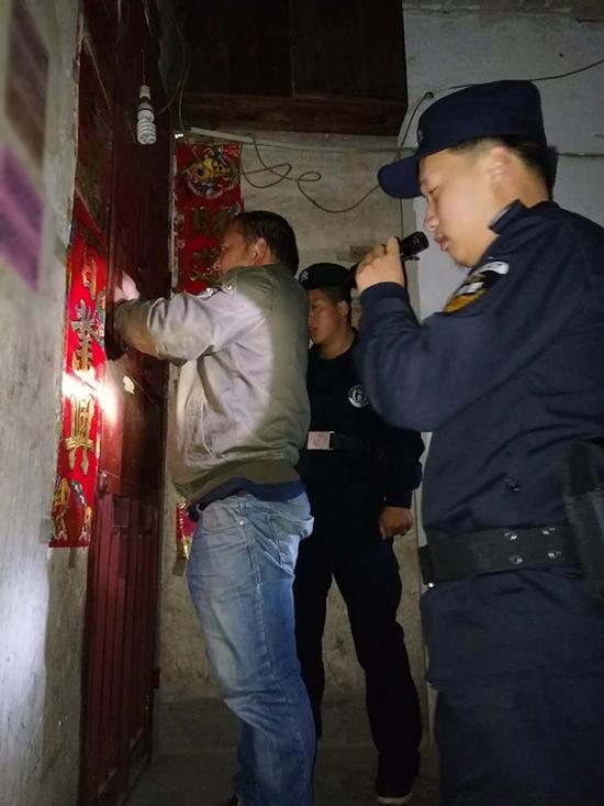 乐山粗心妈妈误将幼女锁家中 民警全城寻开锁师傅开门