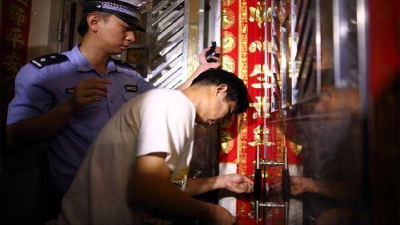 乐山请开锁师傅开了锁后，师傅为什么一般都不进门，就算主人请也不进去？